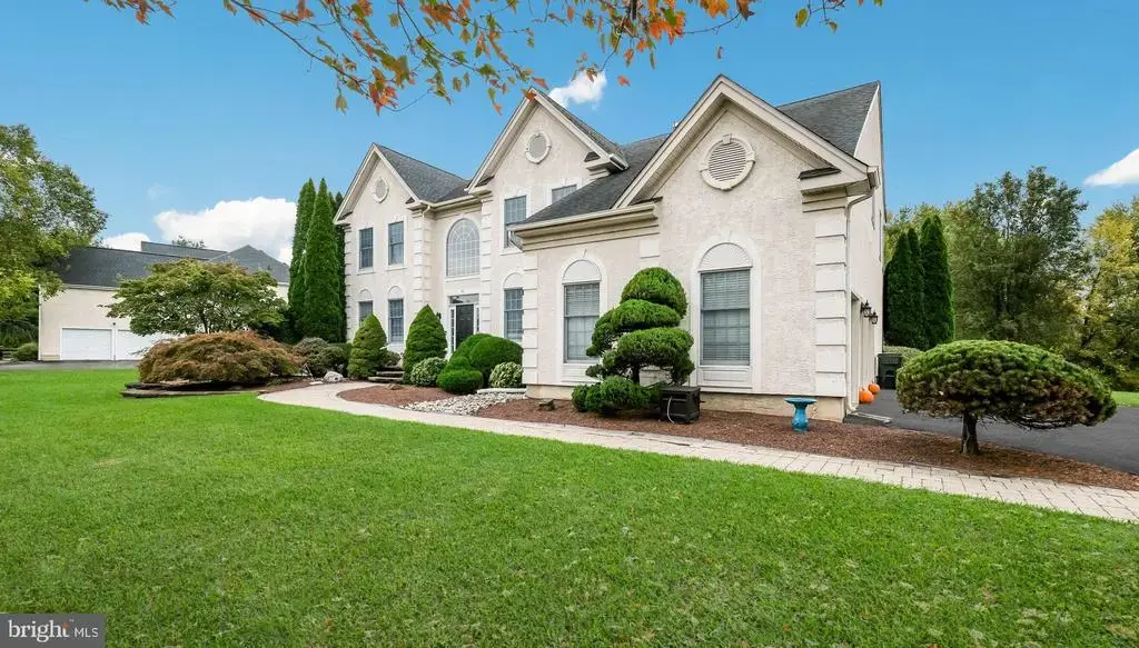 10 Amy Cir, NEWTOWN