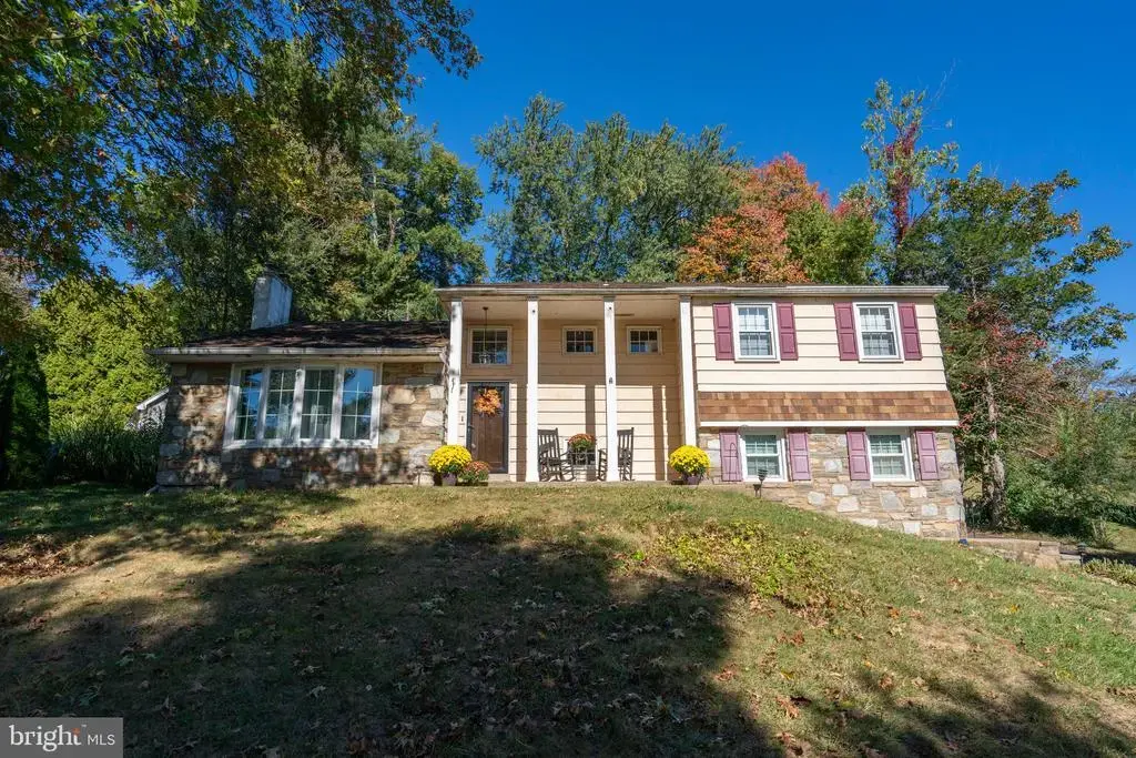 261 Fairhill Dr, SOUTHAMPTON
