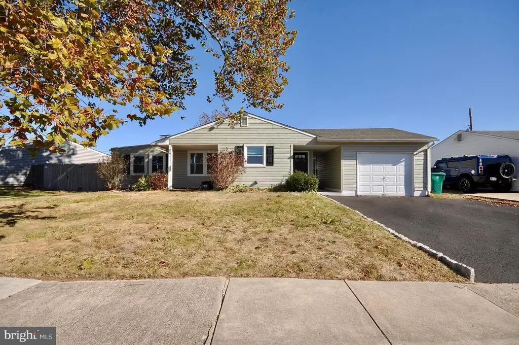 22 Disk Ln, LEVITTOWN