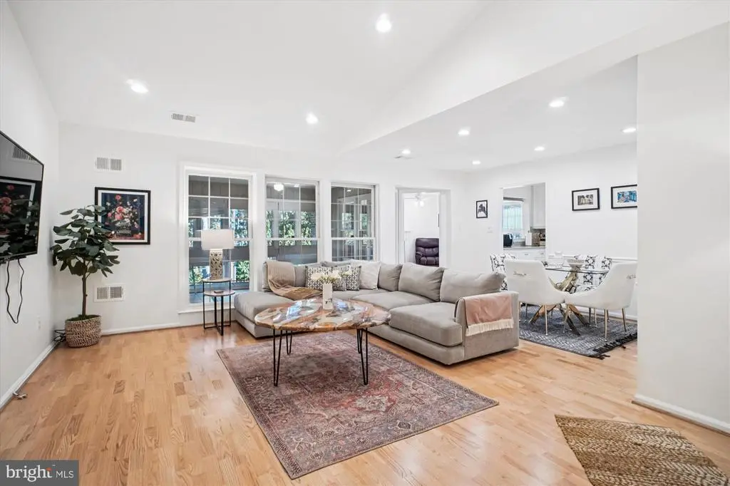 10715 Kings Riding #301, North Bethesda