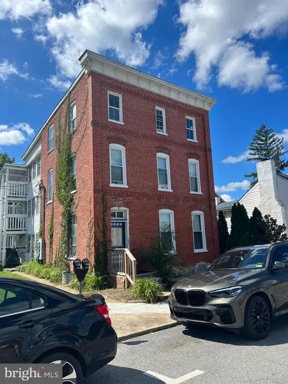 109 E Congress St #101, CHARLES TOWN