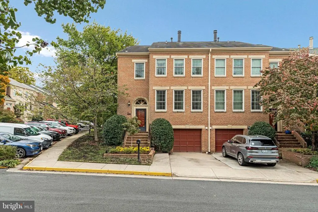 1448 Mclean Mews Ct, MCLEAN