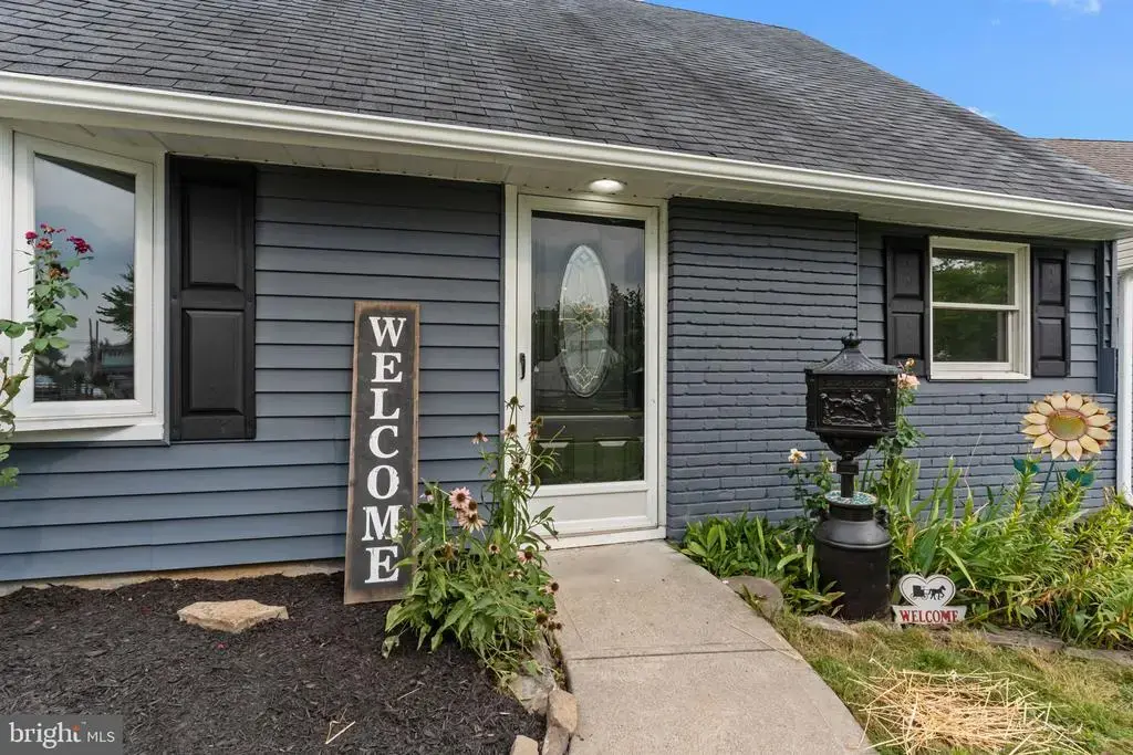14 Iris Rd, LEVITTOWN