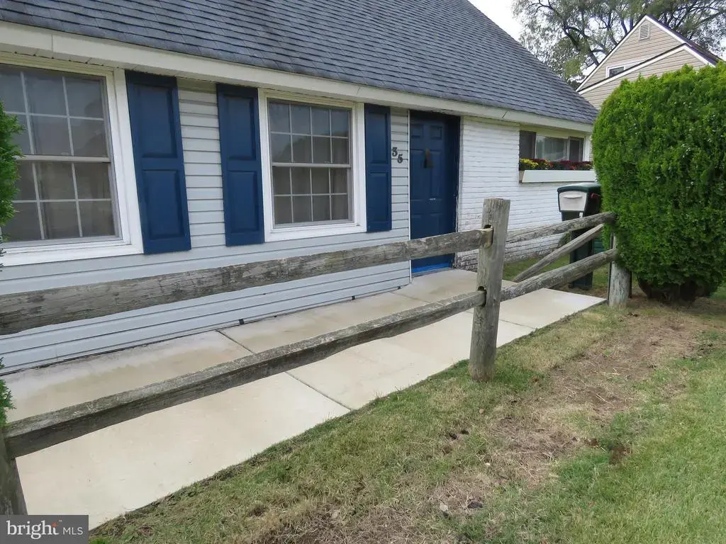 35 Parkside Cir, LEVITTOWN