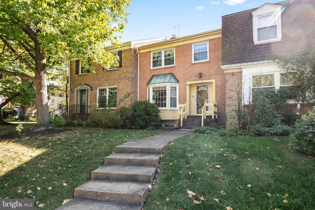 2417 Falls Place Ct, FALLS CHURCH