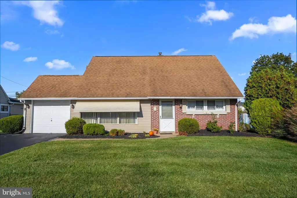 8 Haven Rd, LEVITTOWN