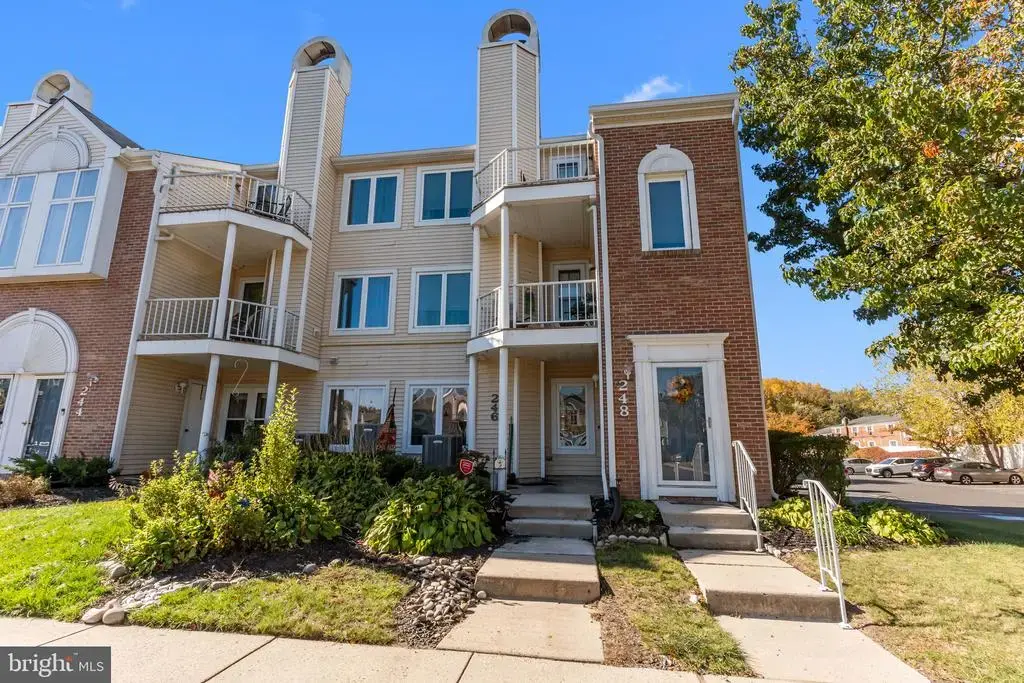 246 Colette Ct, LEVITTOWN