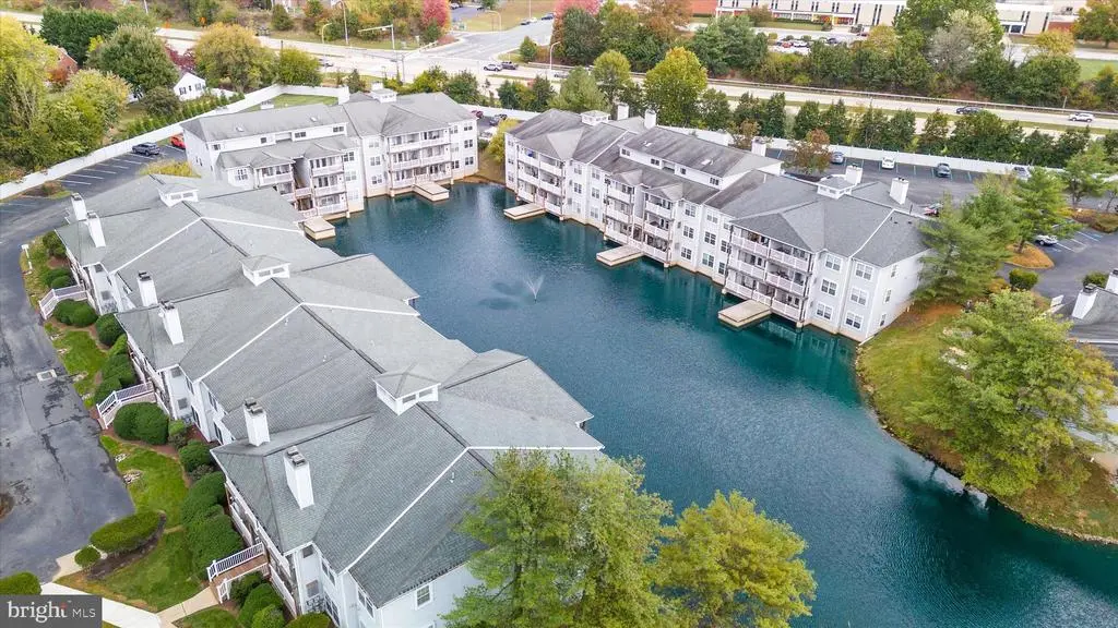 806 Waters Edge Dr #187, Newark