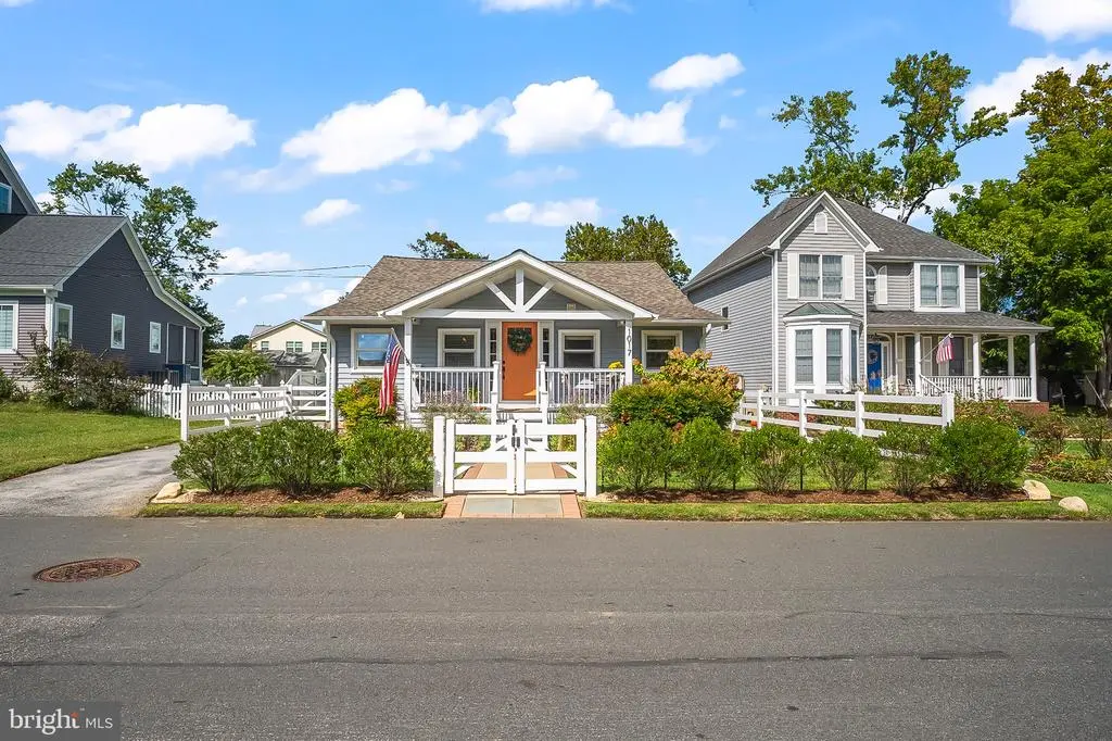 1017 Shore Dr, Edgewater