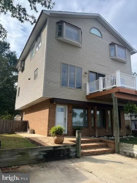 2005 Shore Dr, Edgewater