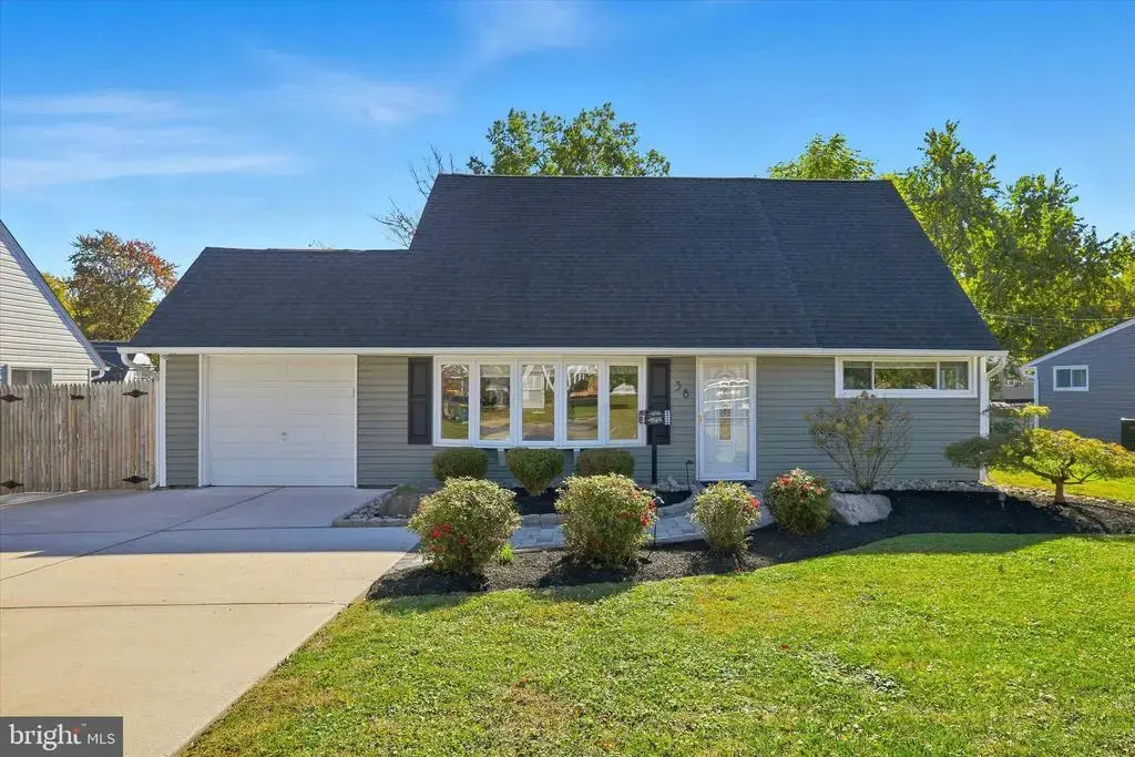 38 Violet Rd, LEVITTOWN