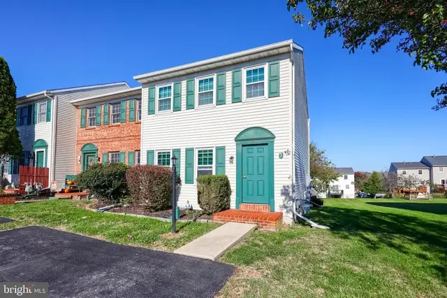 245 Robin Hill Cir, York