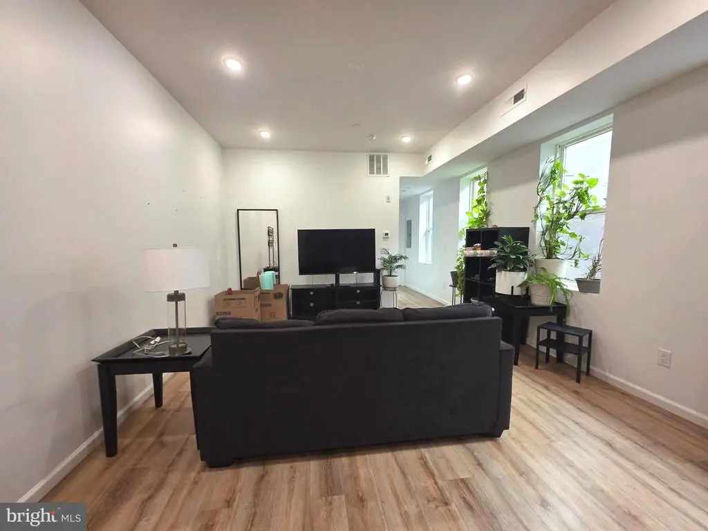 742 S 4th St #2r, PHILADELPHIA