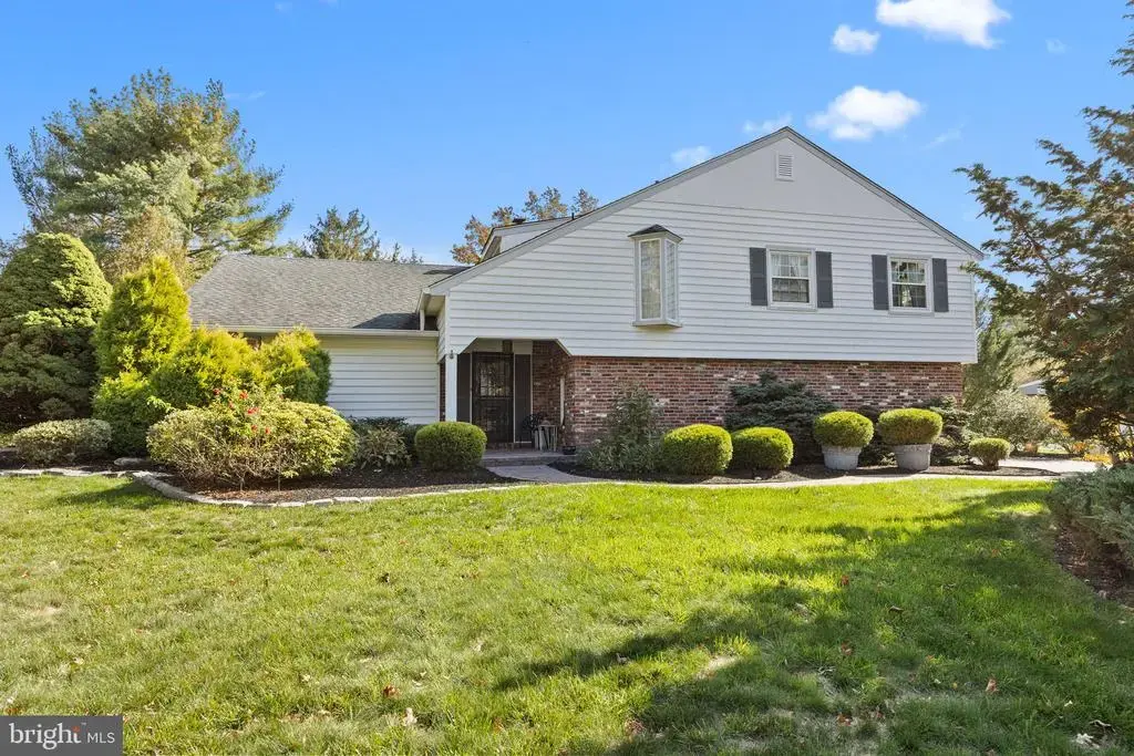 17 Averstone Dr E, WASHINGTON CROSSING