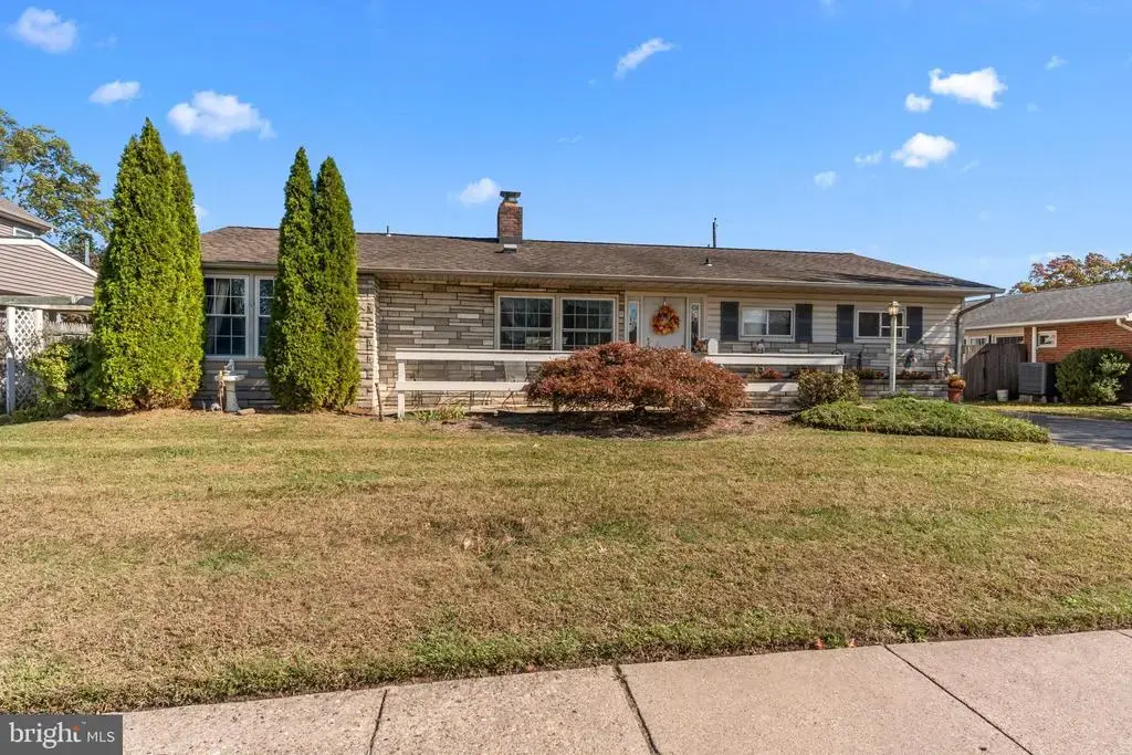 34 Tulip Ln, LEVITTOWN