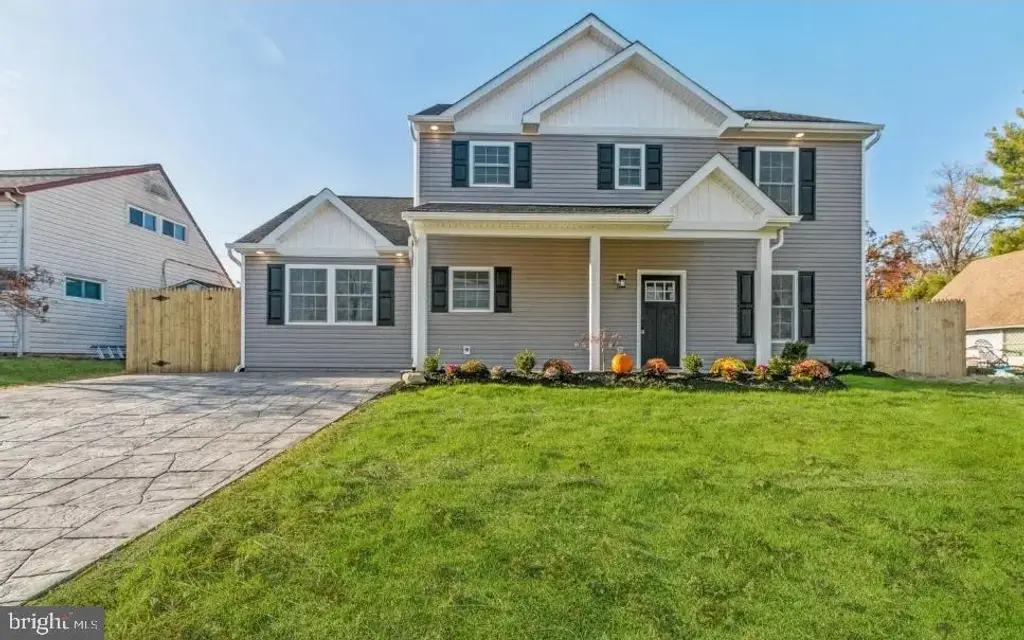 109 Wildflower Rd, LEVITTOWN