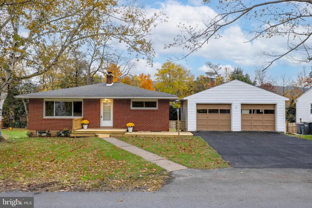 328 Lamp Post Ln, BOALSBURG