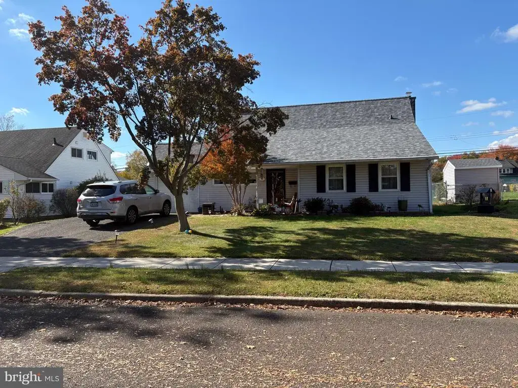 11 Dolphin Rd, LEVITTOWN