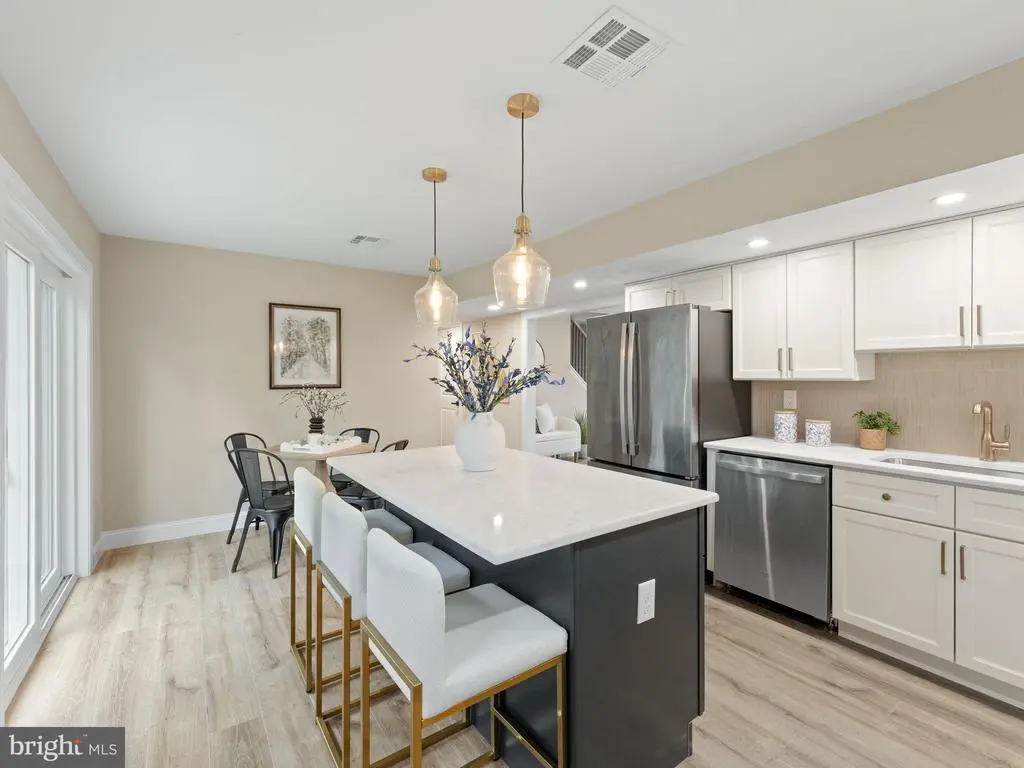 242 S Poplar St, GIBBSTOWN