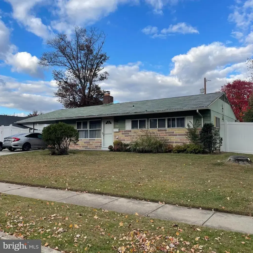 22 Myrtle Ln, LEVITTOWN