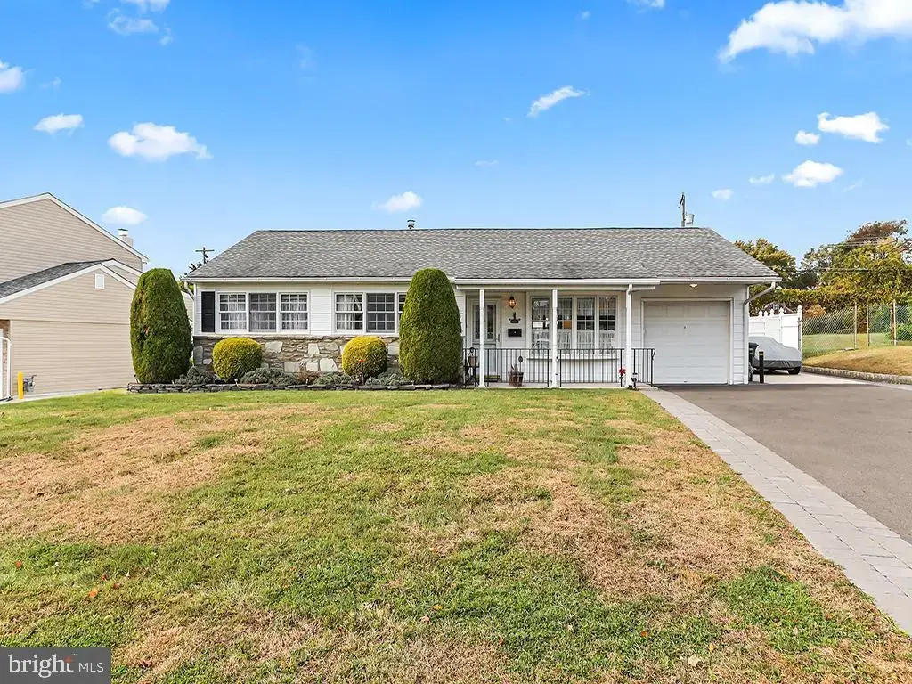 1238 Hiview Dr, SOUTHAMPTON