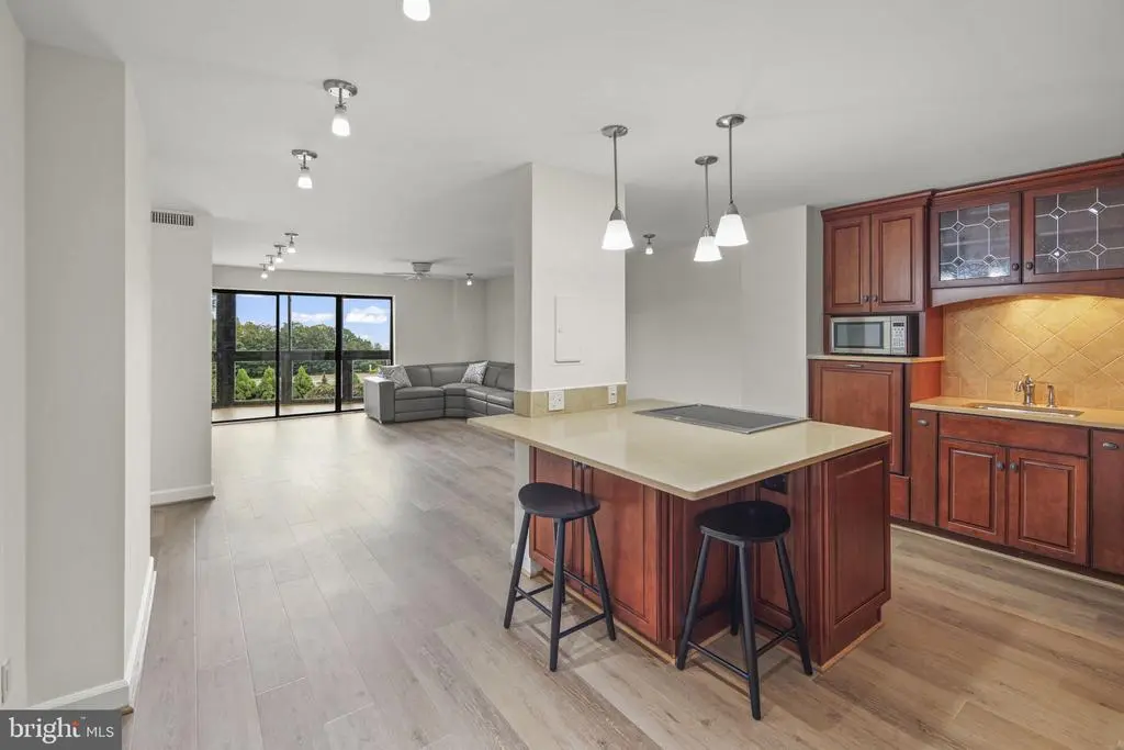 8340 Greensboro Dr #302, MCLEAN