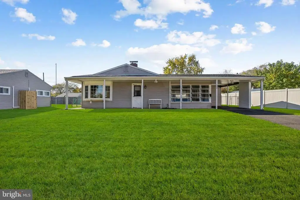 466 Lakeside Dr, LEVITTOWN