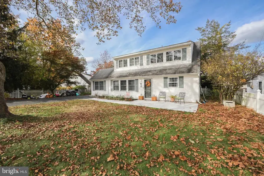 17 Quay Rd, LEVITTOWN