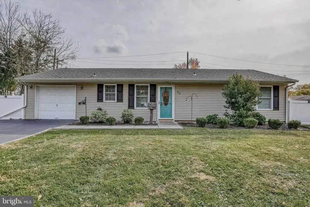 62 Indian Creek Drive, LEVITTOWN