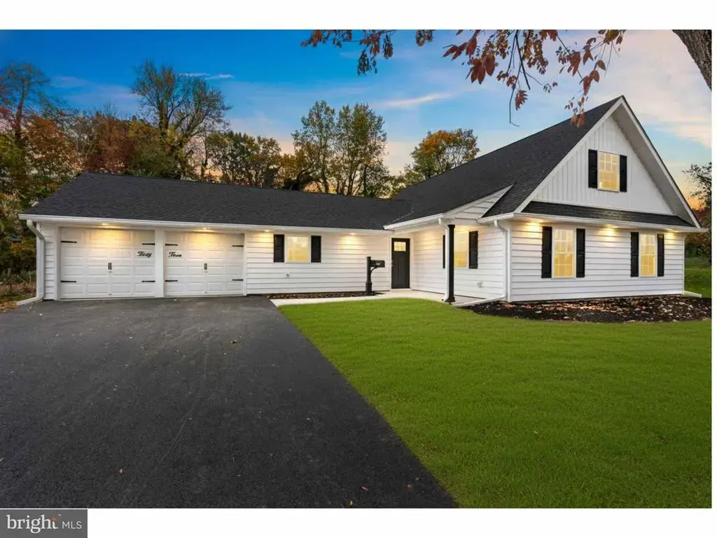 33 Red Rose Way, LEVITTOWN