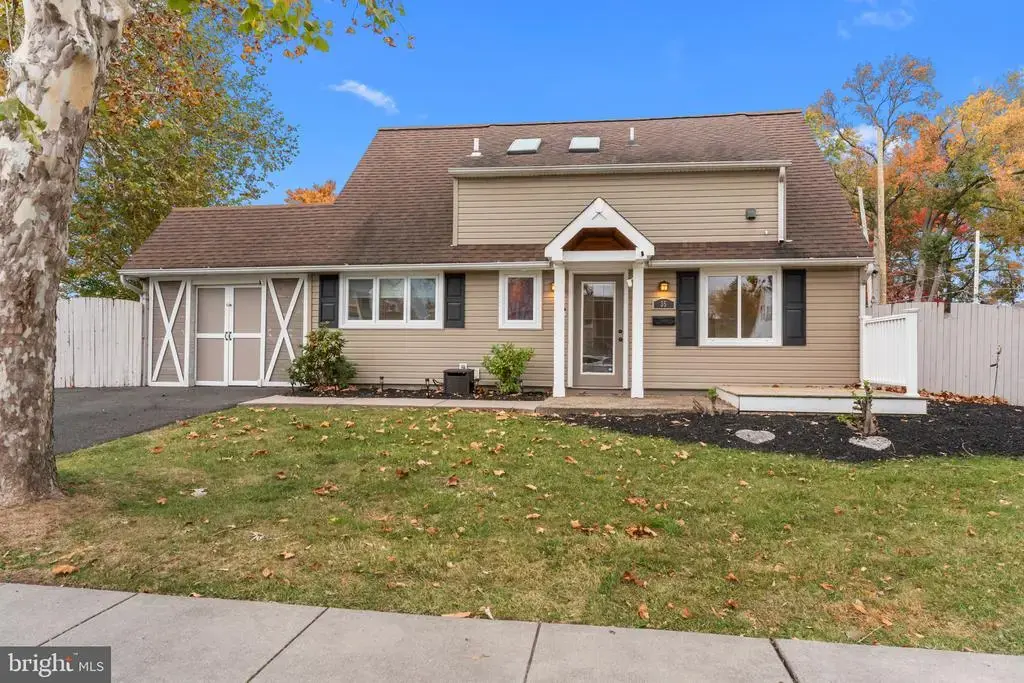 35 Inland Rd, LEVITTOWN