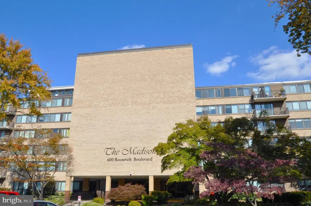 600 Roosevelt Blvd #210, FALLS CHURCH