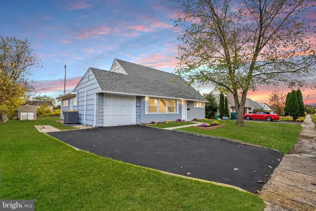 58 Queen Lily Rd, LEVITTOWN