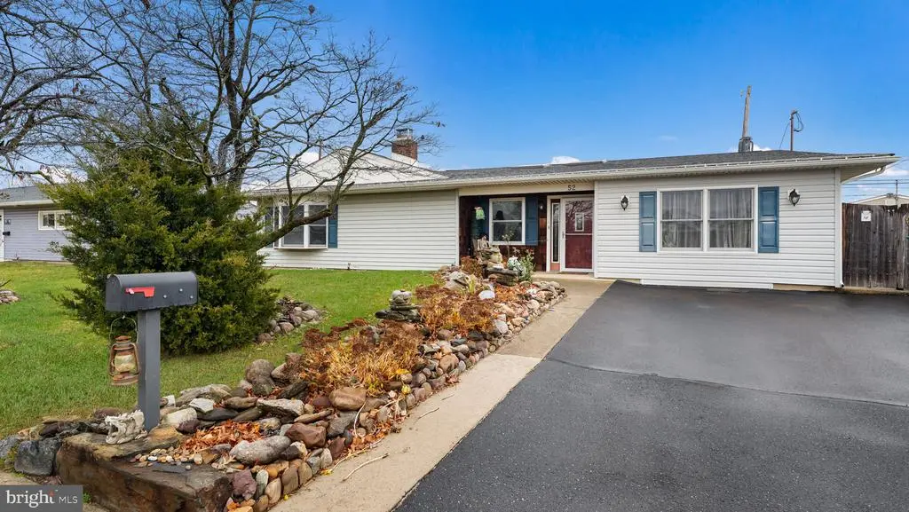 52 Post Ln, Levittown