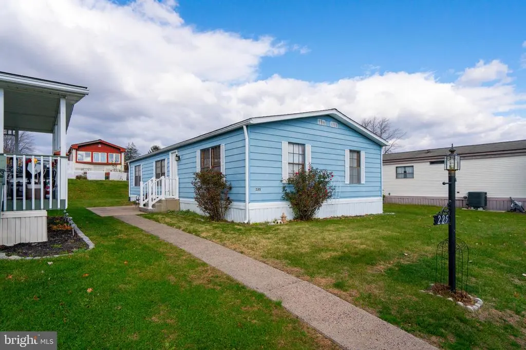 225 Cherrywood Ct, North Wales