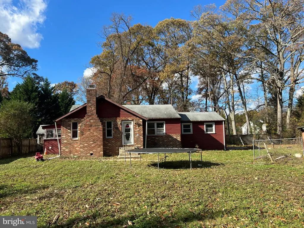 94 Pine Rd, Pasadena