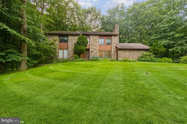 8 Jenny Ln, Pikesville