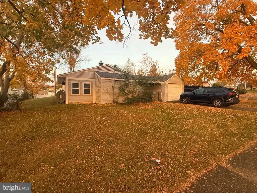 101 Idlewild Rd, LEVITTOWN