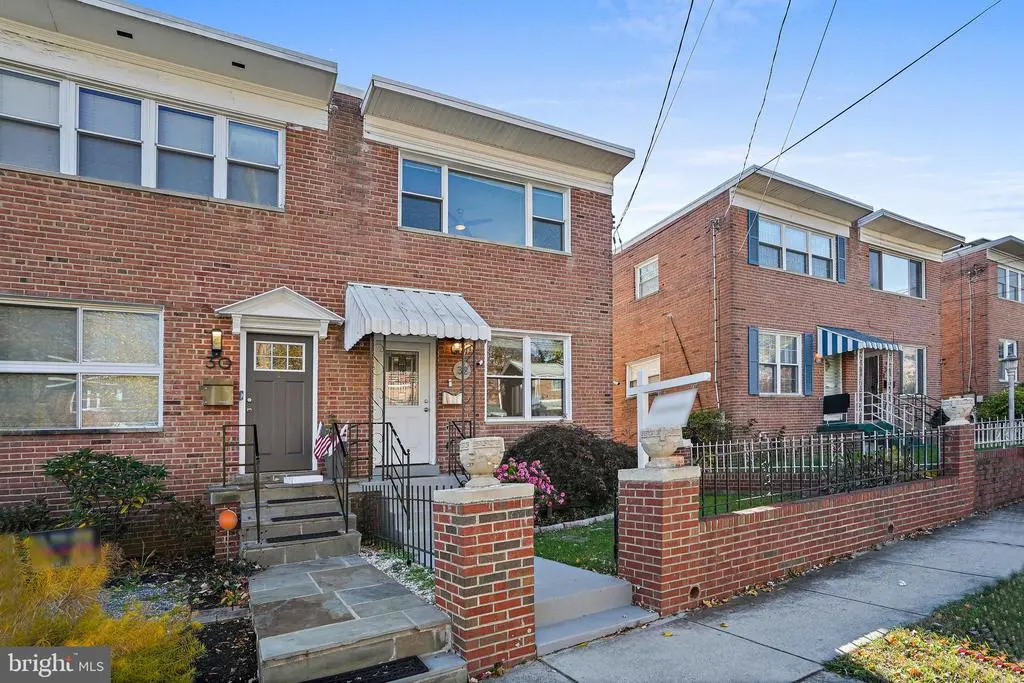 32 Underwood St Nw, WASHINGTON