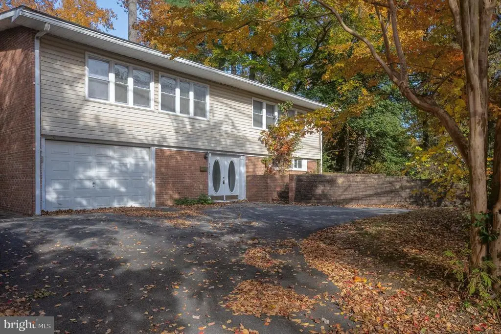 5715 Massachusetts, BETHESDA