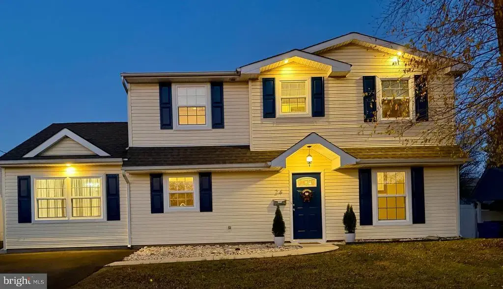 24 Robin Hill Ln, LEVITTOWN