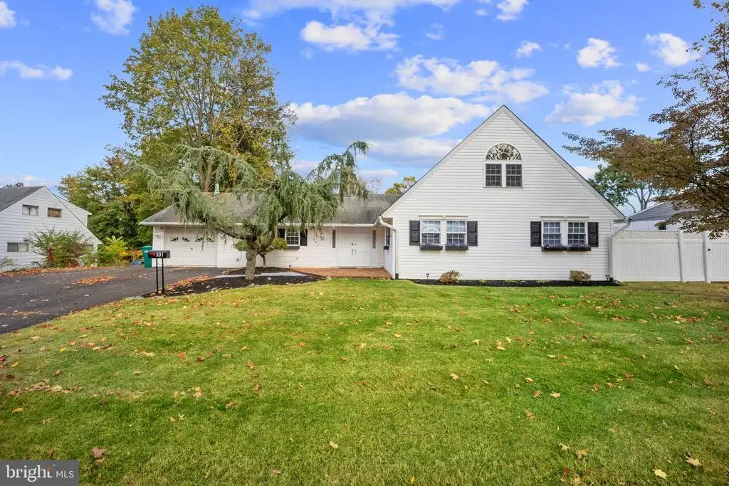 301 Snowball Dr, LEVITTOWN
