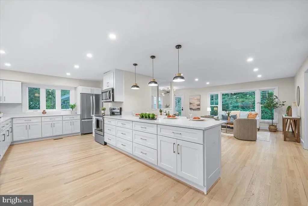 901 Hobbs Dr, Silver Spring