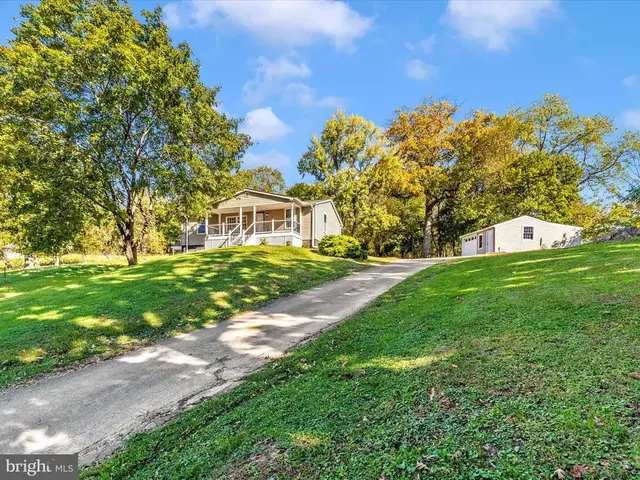 1410 Woodenbridge Ln, Mount Airy