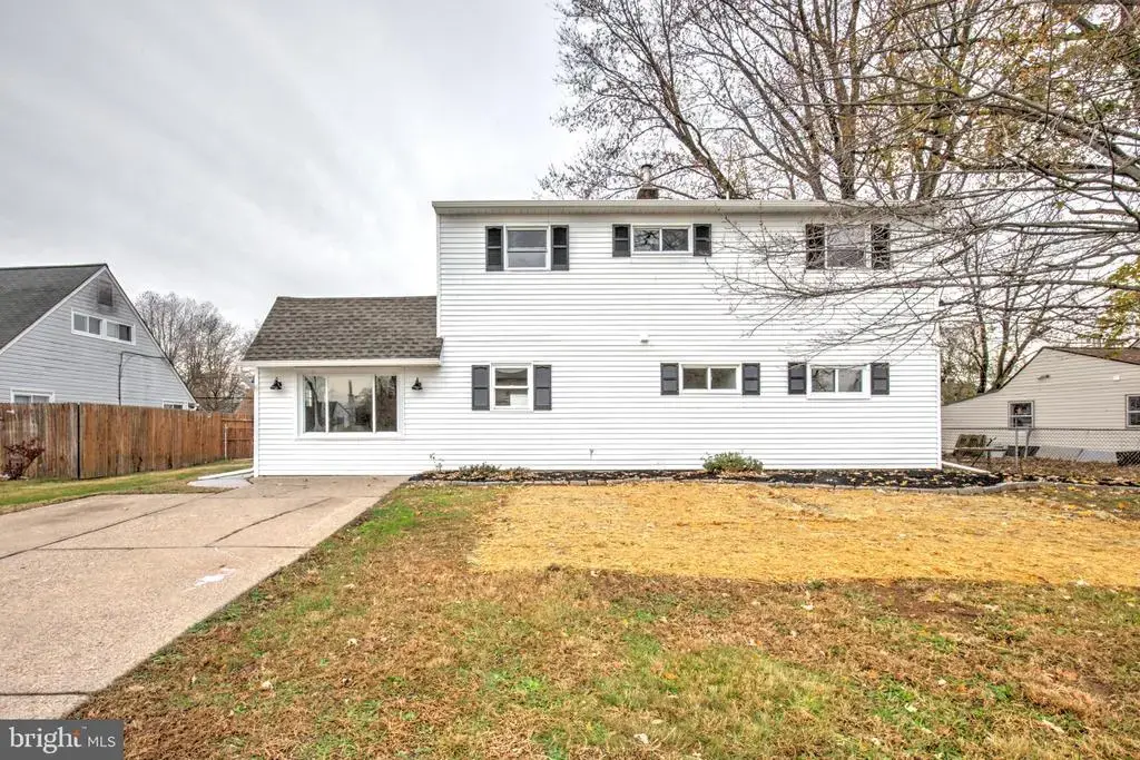 31 Nature Ln, LEVITTOWN