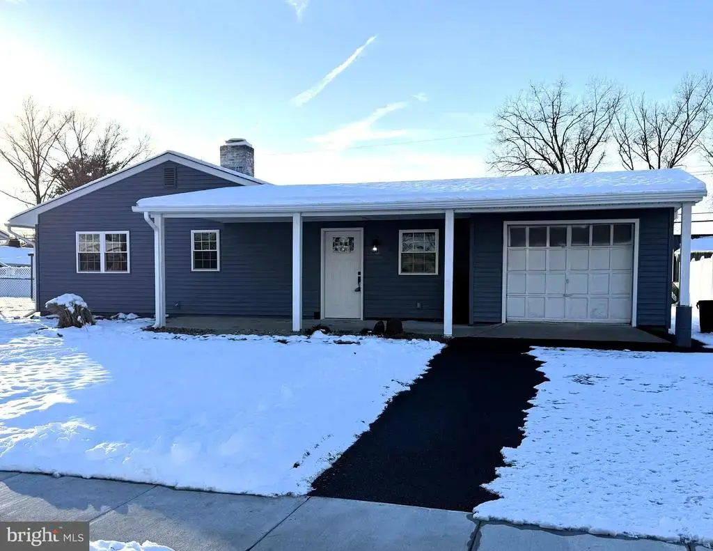 25 Oval Turn Ln, LEVITTOWN