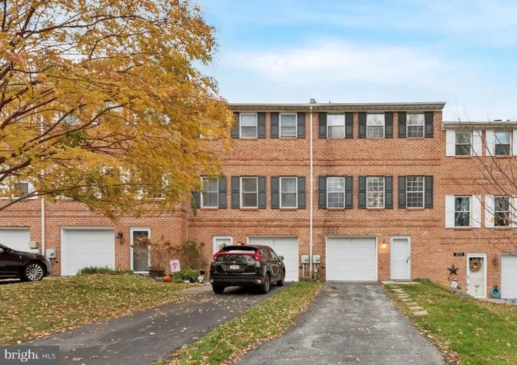 573 Coventry Ln, West Chester