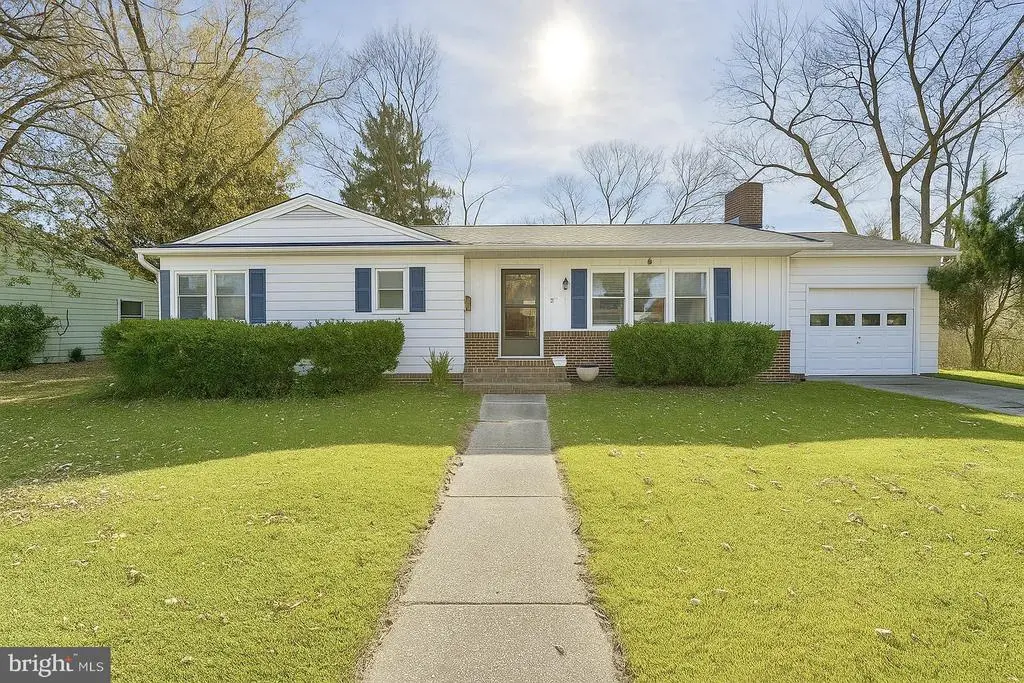 714 W Ivy Dr, SEAFORD