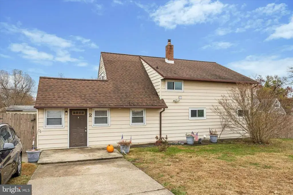 2 Red Maple Ln, LEVITTOWN