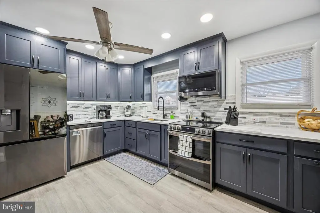 2 Red Maple Ln, Levittown